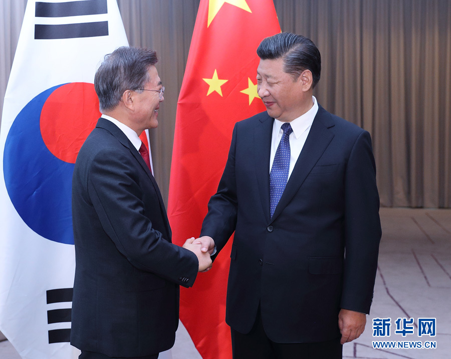 7月6日，國(guó)家主席習(xí)近平在柏林會(huì)見(jiàn)韓國(guó)總統(tǒng)文在寅。 新華社記者 王曄攝