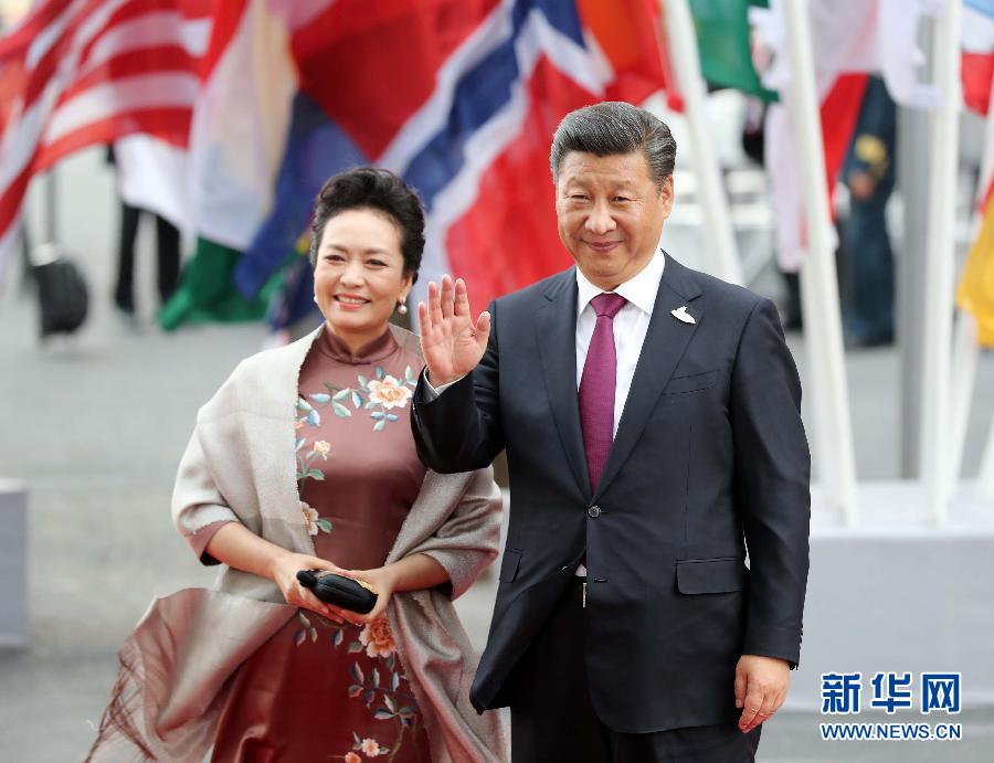 7月7日，二十國集團(tuán)領(lǐng)導(dǎo)人第十二次峰會在德國漢堡舉行。國家主席習(xí)近平出席并發(fā)表題為《堅(jiān)持開放包容　推動聯(lián)動增長》的重要講話。這是習(xí)近平和夫人彭麗媛出席漢堡峰會舉行的音樂會。新華社記者 劉衛(wèi)兵 攝 