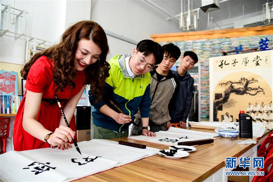 （新華全媒頭條·上合青島峰會(huì)·圖文互動(dòng)）（13）遠(yuǎn)航，揚(yáng)起“上海精神”的時(shí)代風(fēng)帆——寫(xiě)在上海合作組織成員國(guó)元首理事會(huì)第十八次會(huì)議即將召開(kāi)之際