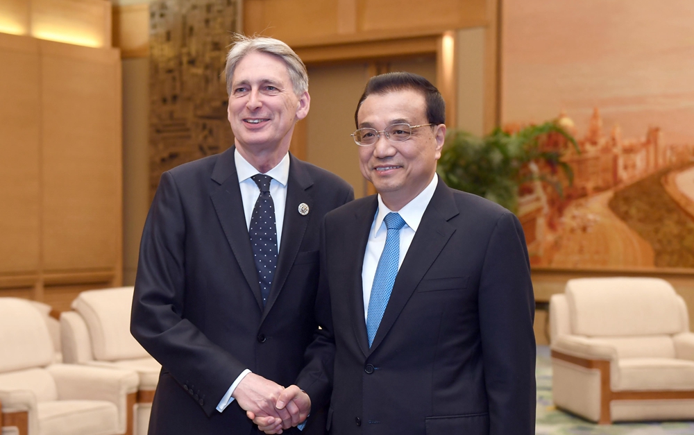李克強(qiáng)會(huì)見(jiàn)英國(guó)首相特使、財(cái)政大臣哈蒙德